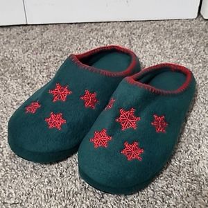 Isotoner Green Slippers w/Embroidered Snowflakes, XL (9.5-10.5), NWOT